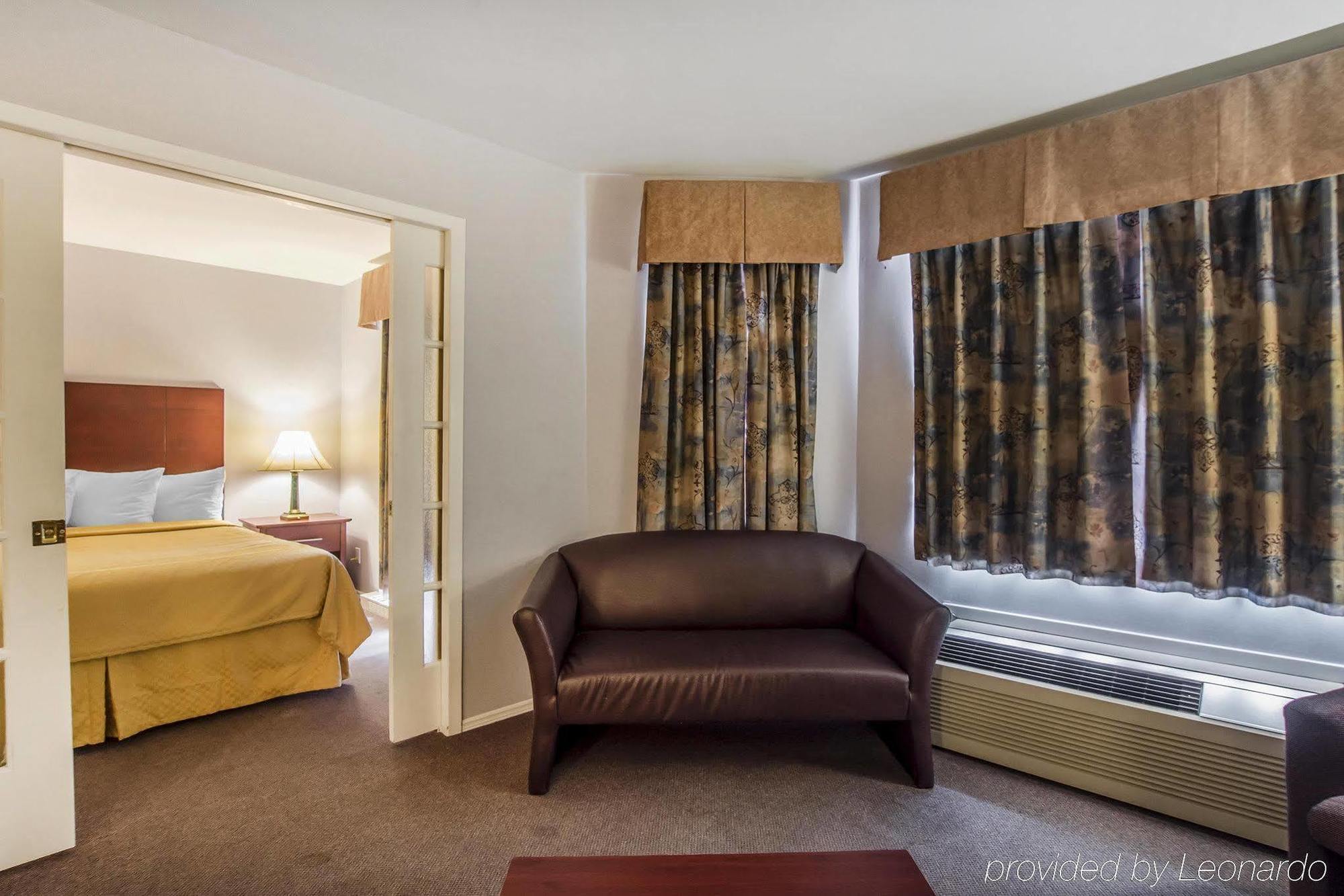 Syracuse Inn And Suites Eksteriør billede